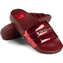 Klapki Love Moschino. Czerwone klapki Love Moschino, bez wzorów, bez obcasa. Za 209.00 zł.