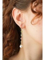 Pierres delicates Kolczyki w kolorze białym z perłami i kryształami rozmiar: onesize. Białe kolczyki Pierres delicates, z kryształem, z mosiądzu, z zapięciem typu bigiel. Za 43.99 zł.