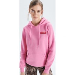 Bluza hoodie z kapturem - Różowy. Czerwone bluzy Cropp, l, bez wzorów, z kapturem. Za 79.99 zł.