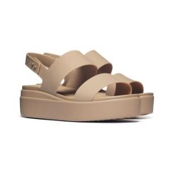Damskie sandały Crocs BROOKLYN LOW WEDGE W 206453-2NC. Brązowe sandały Crocs, bez wzorów, z materiału, z okrągłym noskiem, bez obcasa, bez zapięcia. Za 278.91 zł.