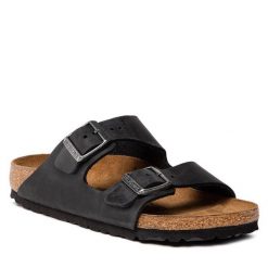 Klapki Birkenstock. Czarne klapki Birkenstock, bez wzorów, bez obcasa. Za 369.99 zł.