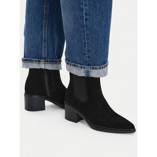 Botki Lasocki. Czarne botki Lasocki, bez wzorów, bez obcasa, na słupku, bez zapięcia. Za 249.99 zł.