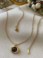 Luseera Pozłacany naszyjnik z zawieszką - dł. 45 cm rozmiar: onesize. Brązowe naszyjniki Luseera, z kryształem, pozłacane. Za 39.99 zł.