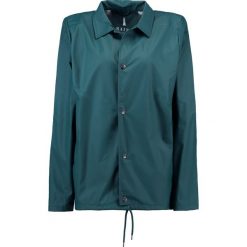 Rains Kurtka przeciwdeszczowa dark green. Zielone kurtki sportowe marki Rains, xs, z materiału. W wyprzedaży za 213.85 zł.