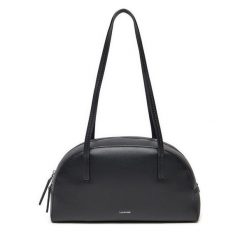 Torebka Calvin Klein. Czarne torebki klasyczne Calvin Klein, bez wzorów, bez dodatków. Za 649.99 zł.