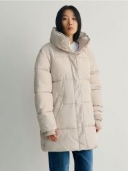 Pikowany płaszcz oversize - kremowy. Białe płaszcze Reserved, l, bez wzorów, z tkaniny, bez kaptura. W wyprzedaży za 79.99 zł.