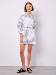 Apricot Szorty w kolorze białym rozmiar: XS. Białe spodnie materiałowe Apricot, na co dzień, xs, bez wzorów, z materiału. Za 78.99 zł.