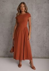 Czerwona Rozkloszowana Sukienka z Wiskozy z Modelującymi Przeszyciami Meteia. Czerwone sukienki Renee, na spacer, na lato, l, bez wzorów, z wiskozy, wakacyjne, bez kołnierzyka, bez ramiączek, maxi, rozkloszowane. Za 139.99 zł.