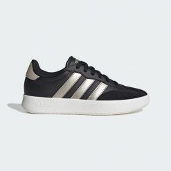 Buty Barreda. Białe obuwie sportowe Adidas, bez zapięcia, tenisowe. W wyprzedaży za 248.45 zł.