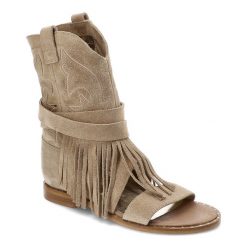 Beżowe Botki Carinii Stylowe Sandały Damskie Z Frędzlami. Brązowe sandały Carinii, bez wzorów, boho, bez obcasa, na koturnie, bez zapięcia. Za 719.99 zł.