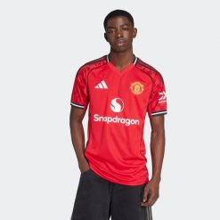 Koszulka piłkarska ADIDAS Manchester United 25/26 domowa. Czerwone bluzki Adidas, l, bez wzorów, sportowe, bez kołnierzyka, bez ramiączek. Za 419.99 zł.