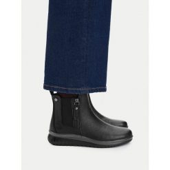 Botki Go Soft. Czarne botki GO SOFT, bez wzorów, bez obcasa, na płaskiej podeszwie, bez zapięcia. Za 179.99 zł.