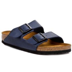Klapki Birkenstock. Niebieskie klapki Birkenstock, bez wzorów, bez obcasa. Za 399.99 zł.