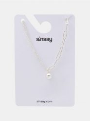 Naszyjnik z zawieszką z błyszczącym wykończeniem - srebrny. Szare naszyjniki Sinsay, srebrne. Za 12.99 zł.