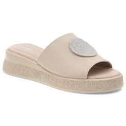 Klapki damskie Filippo, ze skóry naturalnej na platformie z ozdobą wygodne i eleganckie, beżowe, DK6987-25-BE. Brązowe klapki Filippo, z aplikacjami, ze skóry, bez obcasa, na platformie. Za 149.00 zł.