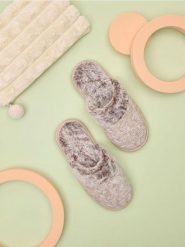 Kapcie - beżowy. Brązowe obuwie domowe Sinsay, bez wzorów, bez zapięcia. Za 25.99 zł.