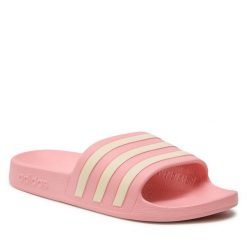 Klapki adidas. Czerwone klapki Adidas, bez wzorów, bez obcasa. Za 79.99 zł.