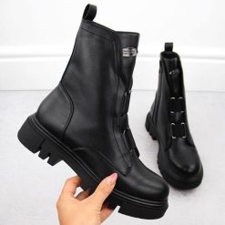 Workery damskie botki na platformie czarne Jezzi RMR2150-19. Czarne botki Jezzi, bez wzorów, ze skóry ekologicznej, bez obcasa, na platformie, bez zapięcia. Za 189.99 zł.