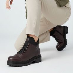 Botki damskie Rieker, gruba stabilna podeszwa i ocieplane futerkiem, czerwone, Y3163-35. Czerwone botki Rieker, bez wzorów, ze skóry ekologicznej, bez obcasa, bez zapięcia. Za 331.99 zł.