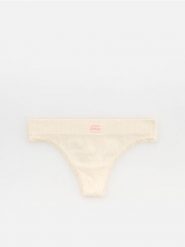 Majtki typu stringi z koronką - złamana biel. Stringi Reserved, bez wzorów, z koronki. Za 29.99 zł.