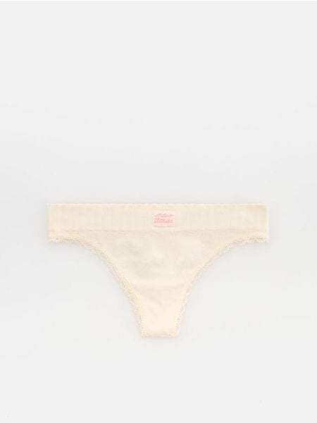 Majtki typu stringi z koronką - złamana biel. Stringi Reserved, bez wzorów, z koronki. Za 29.99 zł.
