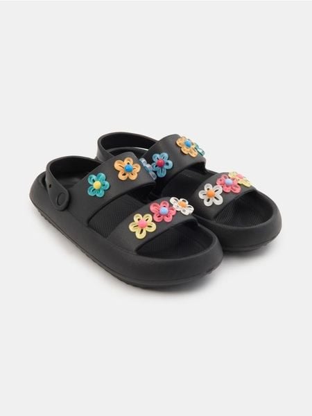 Piankowe klapki z kwiatami 3D - czarny. Czarne klapki Sinsay, bez wzorów, bez obcasa. Za 29.99 zł.