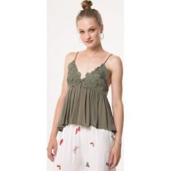 Ciemnozielona Top Spring In. Topy Born2be, l, z aplikacjami, z jeansu, bez kołnierzyka, bez ramiączek. Za 59.99 zł.