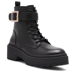 Trzewiki DeeZee. Czarne botki DeeZee, bez wzorów, bez obcasa, na słupku, bez zapięcia. Za 143.99 zł.