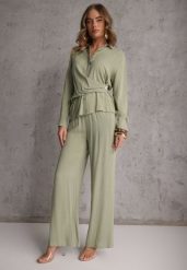 Zielony Komplet z Wiskozy Spodnie Szerokie i Koszula z Ozdobnym Materiałem Airial. Zielone koszule Renee, l, bez wzorów, z wiskozy, bez kołnierzyka, bez ramiączek. Za 159.99 zł.