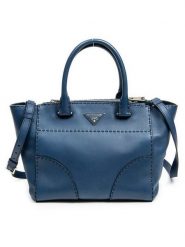 PRADA Skórzana torebka w kolorze niebieskim - 27 x 21,5 x 17,5 cm rozmiar: onesize. Niebieskie torby na ramię Prada, bez wzorów, z materiału, przez ramię, bez dodatków. Za 4,893.99 zł.