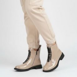 Botki damskie S. Barski, lakierowane skórzane na płaskim obcasie i zapinane na zamek, beżowe, MR52-108. Brązowe botki S.BARSKI, na zimę, bez wzorów, z gumy, bez obcasa, na płaskiej podeszwie, bez zapięcia. Za 288.99 zł.