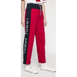Tommy Jeans - Spodnie. Czerwone spodnie materiałowe Tommy Jeans, na co dzień, m, bez wzorów, z bawełny. W wyprzedaży za 179.90 zł.