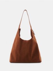 Torba hobo z kosmetyczką i brelokiem z imitacji zamszu - brązowy. Brązowe kufry i kosmetyczki Sinsay, bez wzorów, bez dodatków. Za 49.99 zł.