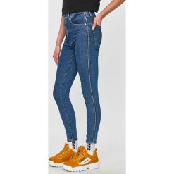 Levi's - Jeansy. Niebieskie jeansy Levi's®, s, bez wzorów, z podwyższonym stanem. W wyprzedaży za 229.90 zł.