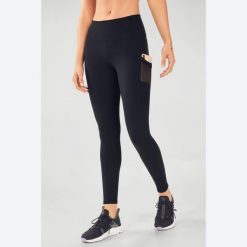 Damskie legginsy Fabletics On-The-Go. Czarne legginsy FABLETICS, bez wzorów. Za 358.80 zł.