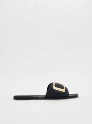Klapki z ozdobną klamrą - czarny. Czarne klapki Reserved, bez wzorów, bez obcasa. Za 59.99 zł.
