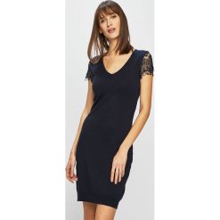 Vero Moda - Sukienka. Czerwone sukienki Vero Moda, na co dzień, l, bez wzorów, z dzianiny, casualowe, bez kołnierzyka, bez ramiączek, mini, dopasowane. W wyprzedaży za 99.90 zł.