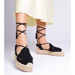 Czarne sandały espadryle plecione. Czarne sandały w ażurowe wzory, z tkaniny, eleganckie, z okrągłym noskiem, bez obcasa, na platformie, bez zapięcia. Za 126.62 zł.