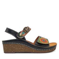 Sandały Laura Vita. Czarne sandały Laura Vita, bez wzorów, bez obcasa, na koturnie, bez zapięcia. Za 359.99 zł.