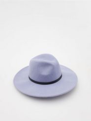 Wełniany kapelusz - niebieski. Niebieskie kapelusze Reserved, bez wzorów, z wełny. W wyprzedaży za 55.99 zł.