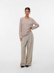 Vero Moda Koszulka w kolorze beżowym rozmiar: M. Brązowe bluzki Vero Moda, m, bez wzorów, bez kołnierzyka, bez ramiączek. Za 92.42 zł.