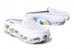 Artiker Relaks 58C0759, klapki damskie. Białe klapki Artiker Relaks, bez wzorów, ze skóry, bez obcasa, na koturnie. Za 174.90 zł.