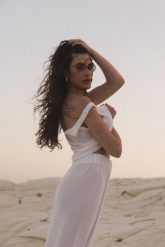 Luźny top na ramiączkach w kolorze WHITE - LOWELL-M/L. Białe topy Marsala, l, bez wzorów, z materiału, bez kołnierzyka, bez ramiączek. W wyprzedaży za 35.97 zł.