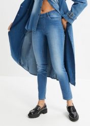 Dżinsy Skinny mid waist, z wygodnym paskiem. Czarne jeansy bonprix, bez wzorów. Za 84.99 zł.