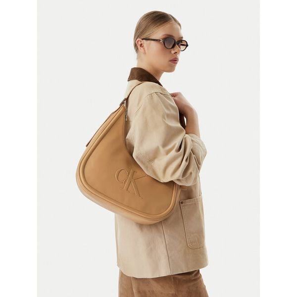 Torebka Calvin Klein. Brązowe torebki klasyczne Calvin Klein, bez wzorów, bez dodatków. Za 529.99 zł.