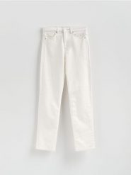 Jeansy mom fit z dłuższą nogawką - złamana biel. Jeansy Reserved, bez wzorów. Za 129.99 zł.
