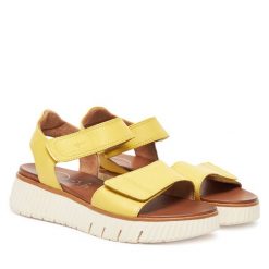 Sandały Tamaris. Żółte sandały Tamaris, bez wzorów, bez obcasa, na koturnie, bez zapięcia. Za 349.99 zł.