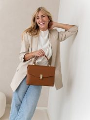 Lia Biassoni Skórzana torebka w kolorze jasnobrązowym - 29 x 29 x 12 cm rozmiar: onesize. Brązowe torby na ramię Lia Biassoni, bez wzorów, z materiału, przez ramię, bez dodatków. Za 304.99 zł.