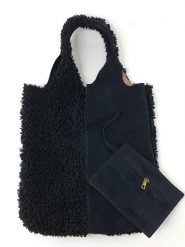 Amara Skórzana torebka "Teddy" w kolorze czarnym - 37 x 40 x 2 cm rozmiar: onesize. Czarne torebki klasyczne Amara, bez wzorów, z materiału, bez dodatków. Za 314.01 zł.