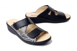 Dr. Brinkmann 701083-01 Czarny, klapki damskie. Czarne klapki Dr. Brinkmann, bez wzorów, ze skóry, bez obcasa. Za 309.90 zł.